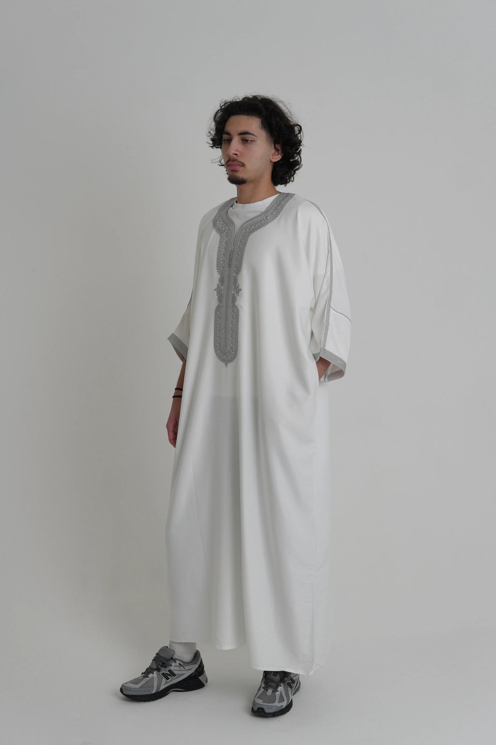White & Grey Gandoura front view – From #1 Shop YAZIR – YAZIRCO