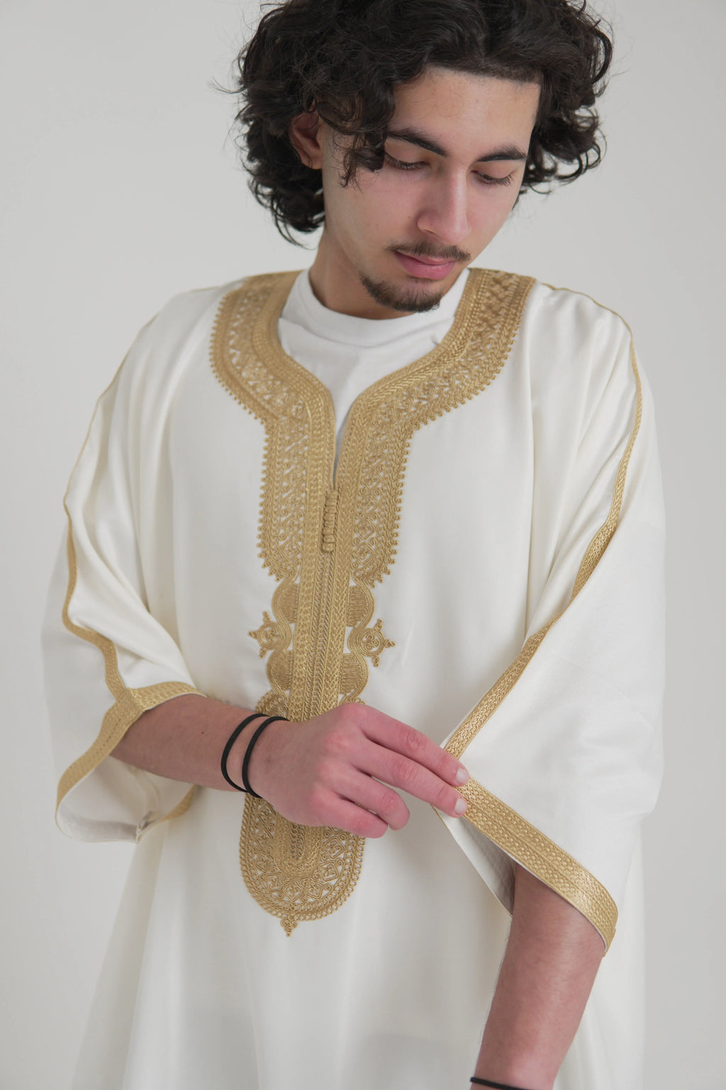 White & Gold Gandoura front view – From #1 Shop YAZIR – YAZIRCO